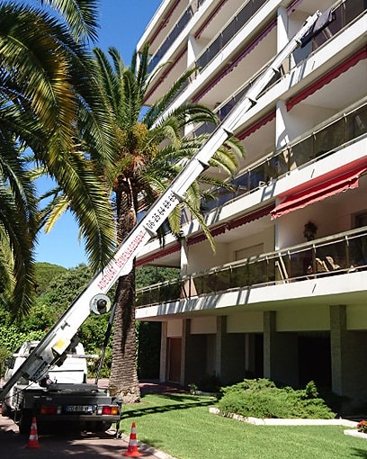 Monte-meubles arrivé en haut sur le balcon