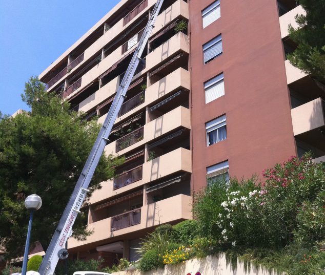 Monte-meuble accédant au balcon avec le camion posé sur cale