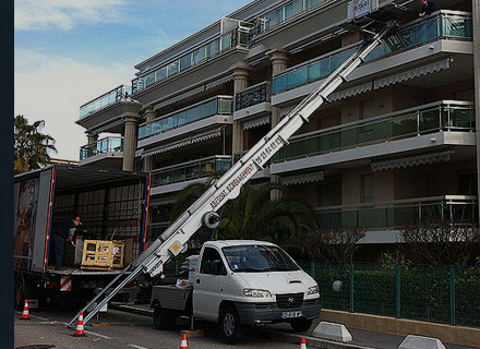 Echelle monte meuble : pour déménager les meubles lourds.